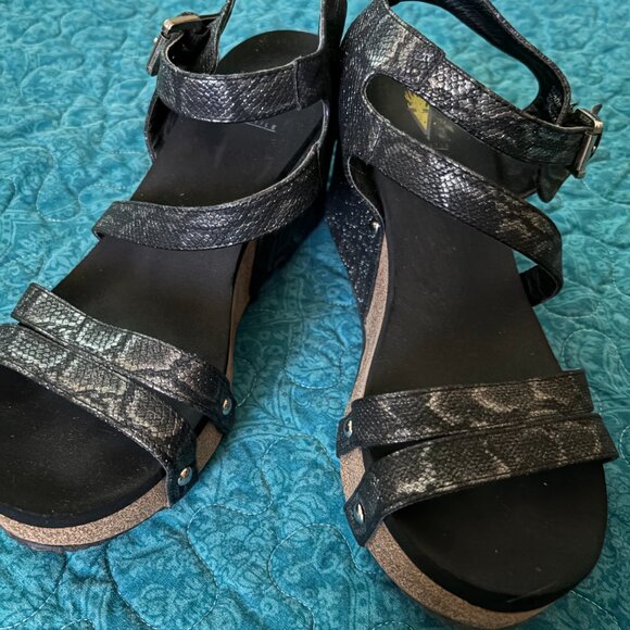Volatile Wedge Black Silver Snake Python Buckle Sandals Women's Size 10 - Picture 2 of 8